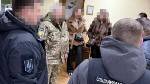 Заробляли на ухилянтах, гроші отримували через неповнолітню: викрито схему за участю ТЦК і експоліцейського
