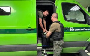 як інкасатори возять готівку в гарячі точки