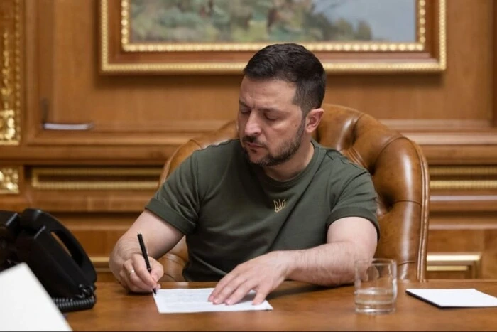 Зеленський офіційно змінив вище військове керівництво